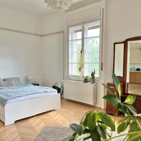 Privatunterkunft Shared With Balcony