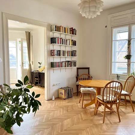 Privatunterkunft Shared With Balcony